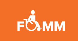 Logotipo de la Fundación Obdulia Montes de Molina el logo consiste en la iniciales FOMM en blanco y fondo naranja con la O representada como una silla de ruedas y una persona sobre la silla